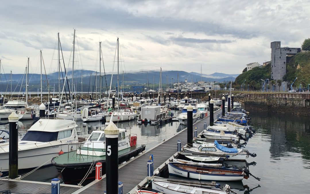 Ribadeo da la bienvenida al centenar de peregrinos por mar  de “El Camino a vela” en su llegada a Galicia