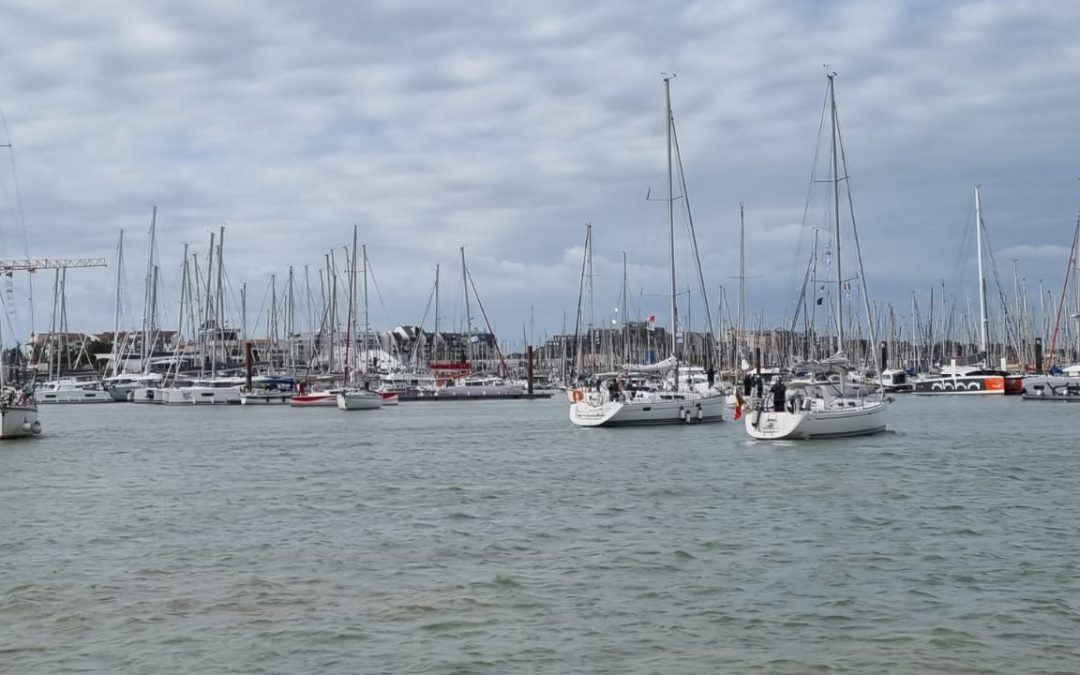 La flota de “El Camino a vela” preparada para izar velas en el Puerto de La Rochelle