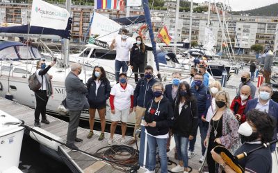 Recala en el puerto deportivo de Viveiro la travesía marítima Navegando el Camino con música de gaita de David Bellas