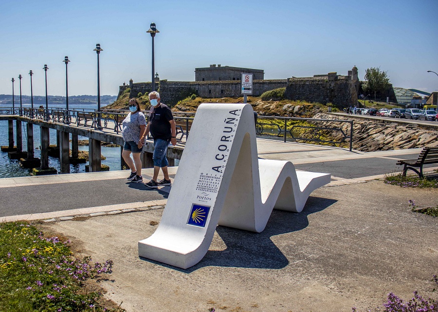 El Puerto de A Coruña ya cuenta con los mojones que recuerdan su relación con el Camino de Santiago